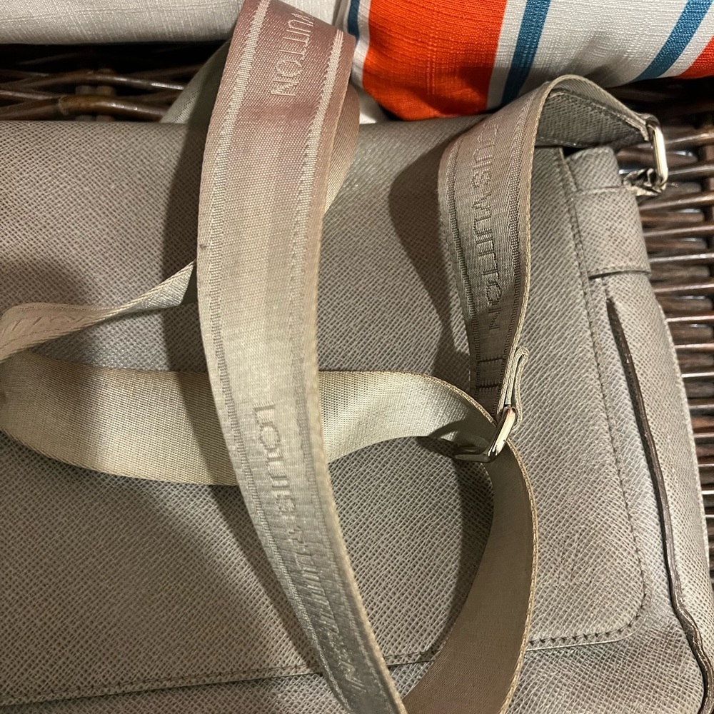 Louis Vuitton Taiga Milo Glacier Messenger Bag - Picture 13 of 16